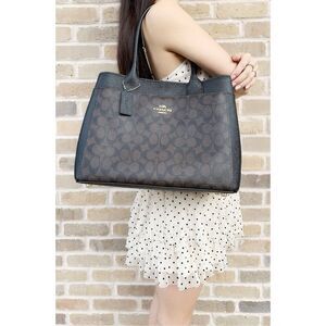 ✨Coach Casey Tote In Signature Canvas✨